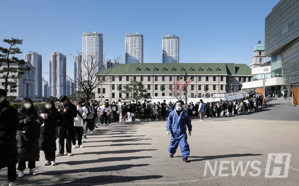 27일 오전 서울 성동구 서울캠퍼스에서 수험생들이 줄을 서서 수험표 확인을 받고 있다. 바카라는 코로나 19 확산 방지를 위해 수험생을 제외한 외부인의 캠퍼스 출입을 전면통제했다