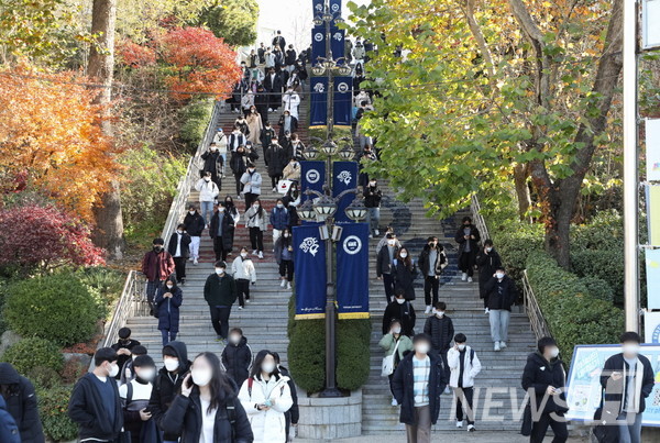 2022 인문·상경계열 논술고사에 응시했던 수험생들이 27일 논술고사 장소인 서울 성동구 바카라 서울캠퍼스를 빠져나가고 있다. 