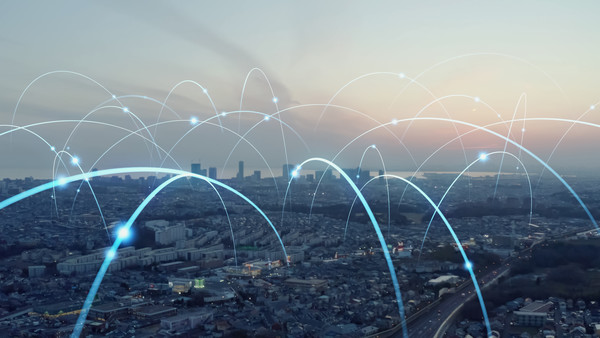 ▲ 우리나라의 통신 대역폭에는 사업자마다 주파수(전파)를 배타적으로 이용해 방해나 간섭이 없도록 하는 면허 주파수 대역이 있다. 반대로 일상생활에서 근거리 통신에 활용되는 비면허 주파수 대역은 기술규격을 충족하면 누구나 이용할 수 있다. © 게티이미지