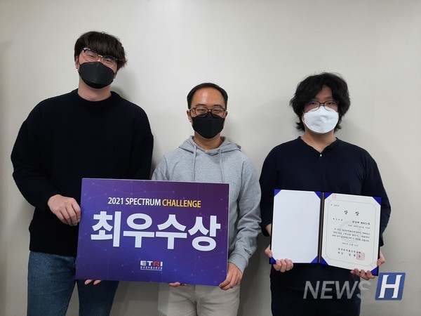 ▲ 왼쪽부터 안성배(융합전자공학과 석사과정), 장민규(융합전자공학과 석·박통합과정), 송건호(융합전자공학과 석·박통합과정) 씨의 모습. 이들은 본선 개최 한 달 전부터 예상 문제에 대해 고민하며 대회 준비에 박차를 가했다. © 장민규 석·박통합과정