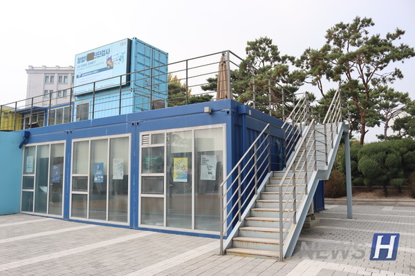 ▲ 한양종합기술연구원 건물 앞 광장과 연결된 주 출입구와 계단.