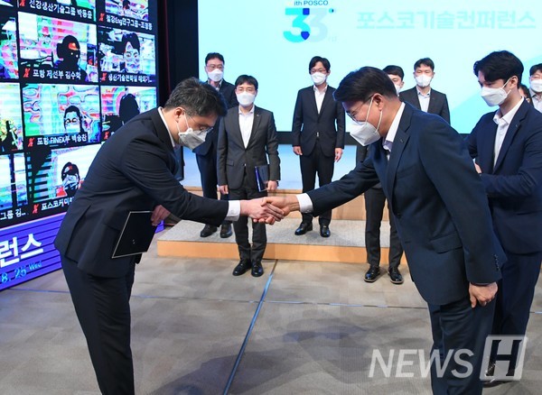 ▲ 배 동문은 "올해는 그동안 개발한 기술 중 일부가 양산 적용되고 포스코 기술대상을 수상하는 등 뜻깊었다"라고 얘기했다. ⓒ배규열 동문