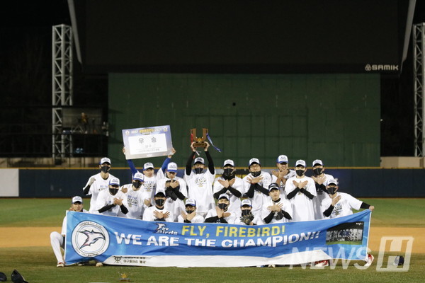 ▲ 목동야구장에서 지난 1일 열린 ‘KUSF 야구 클럽챔피언십 THE FINALS’에서 우승 후 기념사진을 촬영하고 있는 모습. 이들은 결승에서 21 대 20의 점수로 짜릿한 승리를 거뒀다. © 권재현 학생
