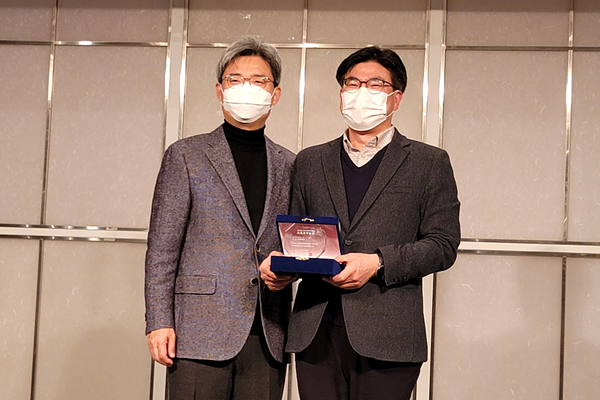 ▲ 한양대 최영진 교수(오른쪽)가 오준호학술상을 수상한 후 한국로봇학회 구자춘 회장과 기념촬영을 하고 있다. (ⓒ 로봇신문)