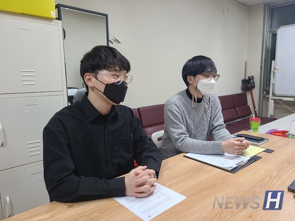 ▲ 왼쪽부터 정지호(정보융합전공 3) 씨와 김태현(사학과 3) 씨는 제 50대 총해외 토토사이트 순위 선거에서 높은 찬성률로 당선됐다. ⓒ 박지웅 기자