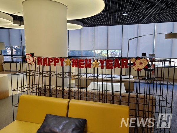 ▲ 'HAPPY NEW YEAR'이라는 문구로 새해를 맞이하고 있는 백남학술정보관 1층 라운지.