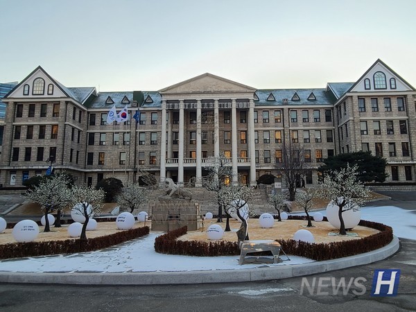 ▲ 구본관 지붕과 사자상으로 가는 길. 하얀 눈이 그 위를 덮었다.