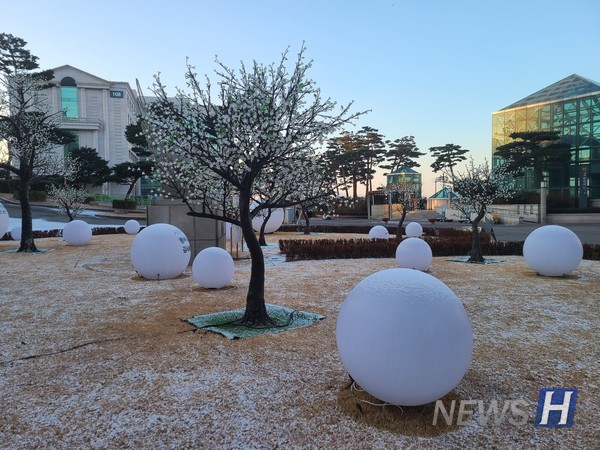 ▲ 사자상 근처 조형물 위에도 눈꽃이 내려앉았다.