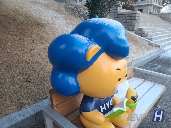 ▲ 86학번 동기회에서 기부한 하이리온벤치. 하이리온 머리 위에 쌓인 눈이 남아있다.