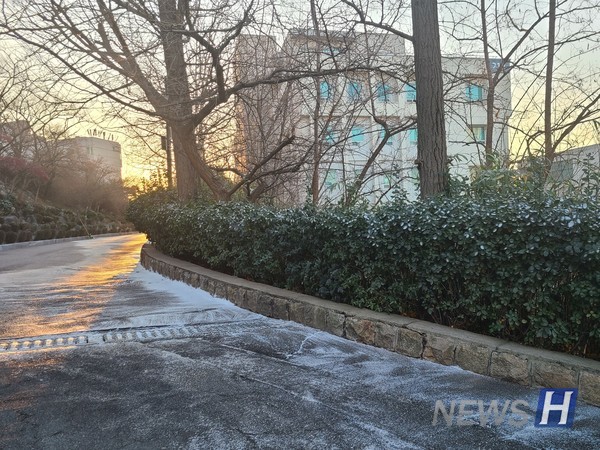 ▲ 눈 내린 겨울의 고즈넉한 풍경. 학군단으로 건너가는 길목에 따사로운 햇볕과 쌓인 눈이 돋보인다.