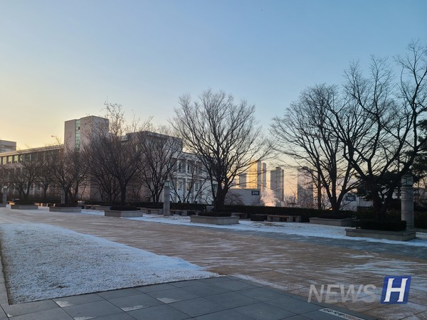 ▲ 동이 트는 아침. 백남학술정보관 앞에도 눈이 쌓였다.