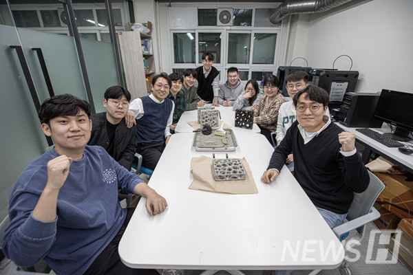 ▲ 배성철 교수(왼쪽에서 세 번째)가 이끄는 '멀티 스케일 건축재료 연구실(Multi-scale Construction Materials Lab.)' 구성원들.