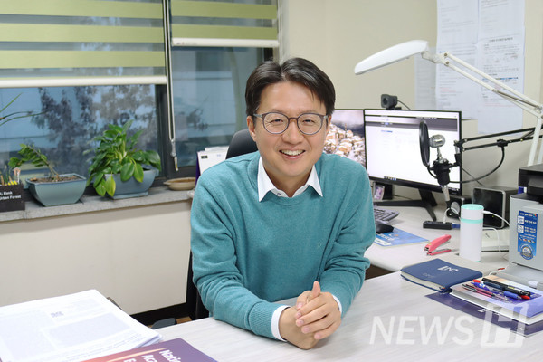 ▲ 정재경 융합전자공학부 프리미어토토는 현재까지 산화물 반도체에 대한 학문적 연구와 응용에 대한 문제의식을 갖고 교육자 및 연구자의 길을 걸어오고 있다. ⓒ 백지현 기자