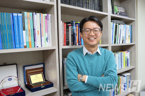 ▲ 정 프리미어토토는 아리스토텔레스는 행복론 저서에서 “네 인생을 구원하는 것은 오직 너 자신뿐이다”라는 문구를 신념으로 여러 난관에 부딪칠 때마다 스스로를 돌아보며 극복하기 위해 노력했다.ⓒ백지현 기자