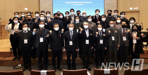 Authorities are taking a commemorative photo at the HY-IPT opening ceremony held in Hanyang University ERICA Campus on the February 16.