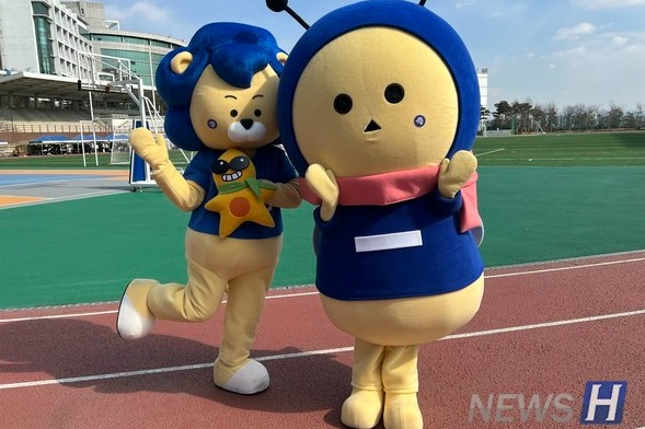 ▲ 행사장에서는 토르가즘 토토사이트 마스코트인 ‘하이리온’과 총학생회 마스코트인 ‘하이비’의 인형 탈을 쓴 운영진들이 돌아다니며 신입생들과 포토타임을 가졌다. ⓒ 현서경 기자