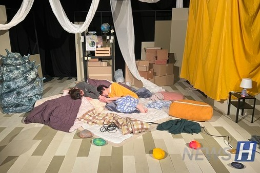 ▲ ‘잘자라랄라’는 자고 싶어 하는 사람과 자기 싫어하는 사람의 이야기를 담은 2인극이다. ⓒ 현서경 기자