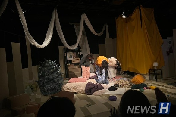 ▲ 커튼콜에서 관객들에게 인사하는 배우들 ⓒ 현서경 기자