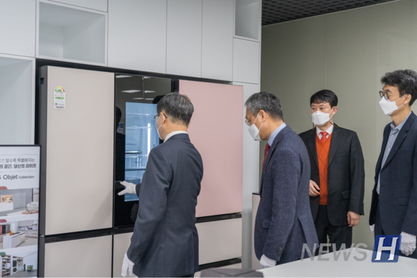 ▲ LG 오세기 부사장과 기계공학부 교수진들이 LG 오브제 라운지에 비치된 LG 제품들을 둘러보고 있다. ⓒ 박은지 기자