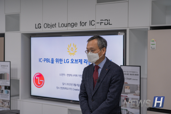 ▲ LG 오세기 부사장의 개소식 소감을 인터뷰하고 있다. ⓒ 박은지 기자