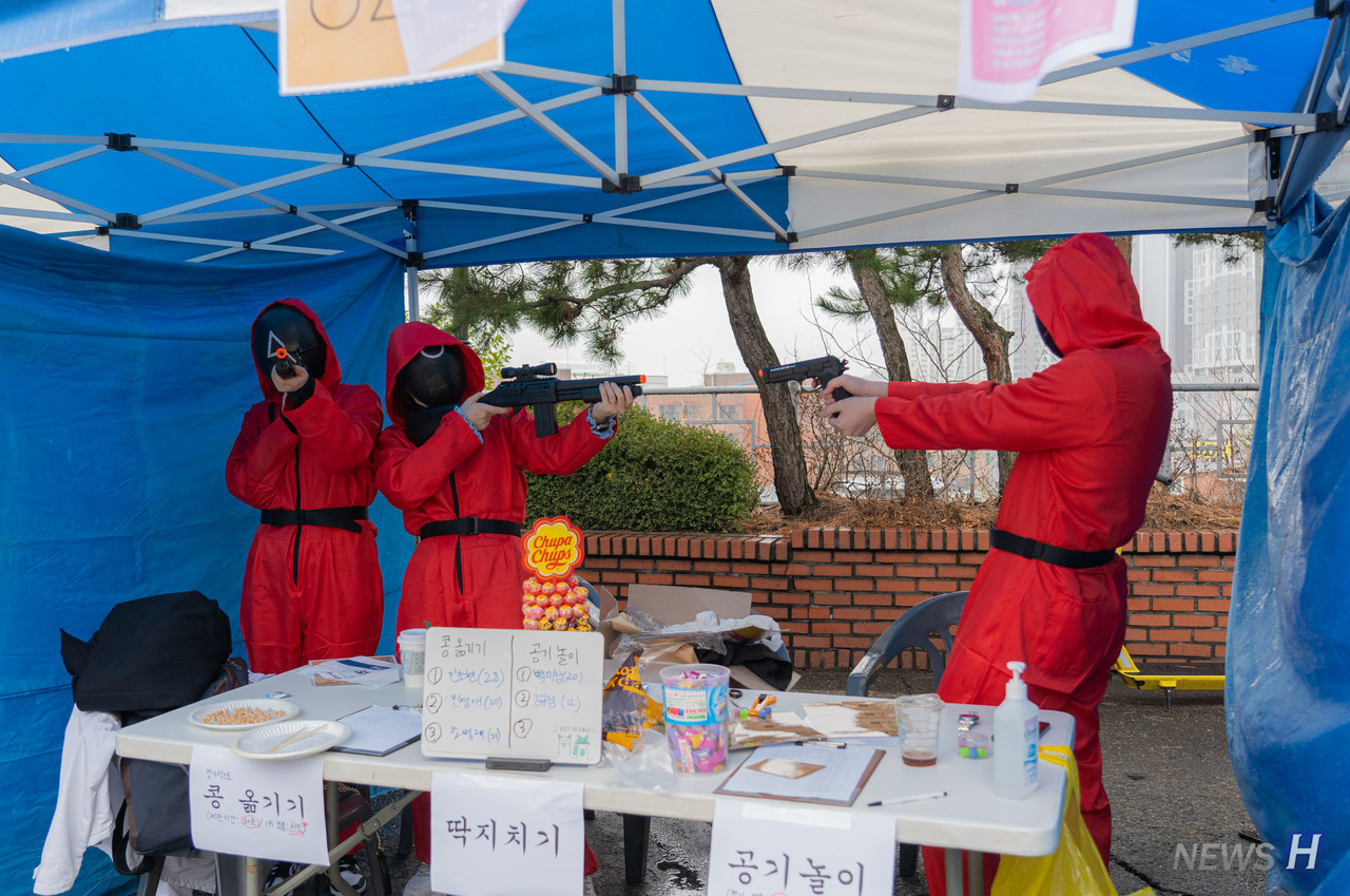 ▲ '영어토론 동아리 ‘SSC’가 넷플릭스 시리즈 ‘오징어 게임’ 코스프레로 시선을 사로잡고 있다'