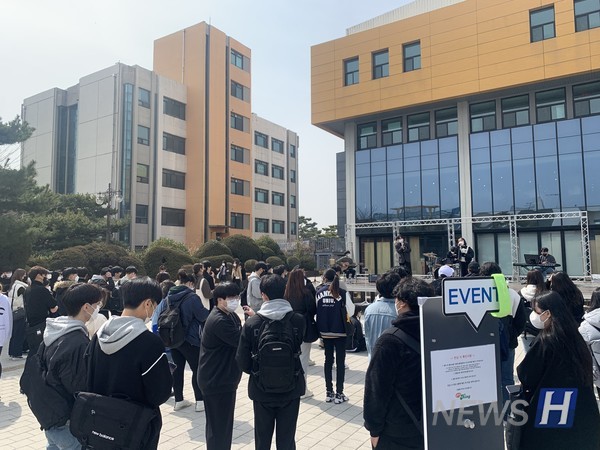 ▲ 공연 예술 동아리들은 버스킹 공연에 참여하여 준비한 공연을 선보였다. ⓒ 홍정표 학생 