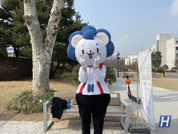 ▲ 행사장에서는 한양대 마스코트인 ‘하냥이’의 인형 탈을 쓴 운영진이 돌아다니며 한양인들과 포토타임을 가졌다. ⓒ 현서경 기자
