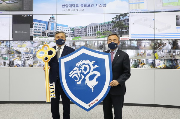 CEO Jang Ji-ho of KT Telecop (left) and President Kim Woo-seung are exchanging key and shield models in the opening ceremony of the next-generation Campus Security Smart Room held on Seoul Campus, Seongdong-gu, Seoul on the 31st. President Kim Wo-seung asked for thorough security and service by delivering a key model with the university's initials and said, "I give a key that only our family can have with trust" and CEO Jang Ji-ho answered the request by delivering a shield with a university logo on it and said, "I put the technology and will of KT Telecop".