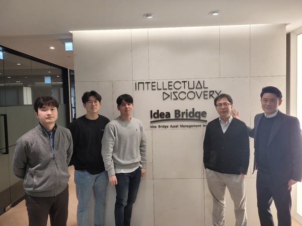 ▲ 이종근(전자전기컴퓨터공학부 97, 오른쪽 두번째) 씨와 이진혁 (신소재공학과 00, 오른쪽 끝) 씨는 현재 특허 수익화 전문회사 인텔렉추얼 디스커버리에서 근무하고 있다. ⓒ 이종근 동문