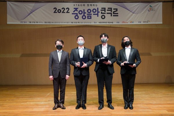 ▲제48회 중앙음악콩쿠르 성악 남자부문에서 이재웅(성악과 14. 왼쪽에서 두 번째) 씨가 1위, 노민형(성악과 18, 왼쪽에서 세 번째) 씨가 2위, 윤한성(성악과 14) 씨가 3위를 수상했다. ⓒ 이재웅 동문