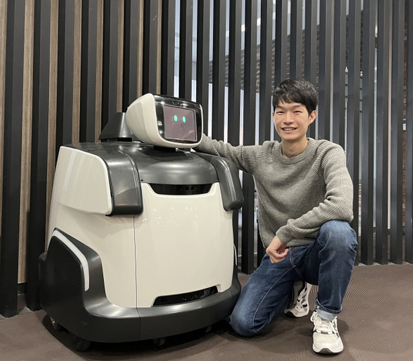 ▲ 최재원 와트 대표가 한양대 ERICA캠퍼스 학연산클러스터지원센터 내 연구실에서 배송 로봇 ‘제임스’를 소개하고 있다. ⓒ와트