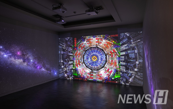 ▲멀티미디어 비디오 아트룸 전시 모습 ⓒCERN 홈페이지