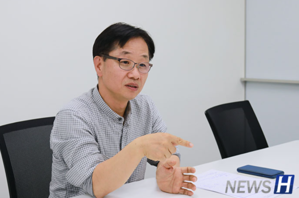 ▲ 국내 대기업의 AI 개발그룹장을 역임했던 강상기 융합전자공학부 특임교수는 의뢰 기업별 맞춤형 AI 솔루션 제공을 목표로 센터를 운영 중이다. 언론사와의 협력을 통해 센터의 성과, 산업지능화 관련 글을 기고하며 센터 홍보에도 앞장서고 있다.