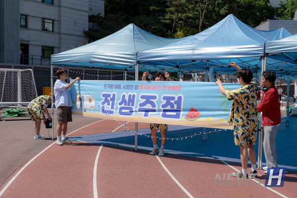 ▲ 전기생체공학부 학생회에서 운영한 '전생 주점'의 준비 과정. 전기생체공학부 소속 학생들은 단체복을 맞춰 입고 독특한 컨셉의 주점을 운영했다. ⓒ 박은지 기자
