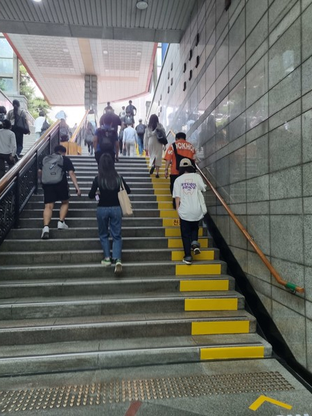 ▲ 2호선 토토사이트 블랙티비역 2번출구 이용객들이 '슬로우 라인' 유도선을 따라 올라가고 있다.