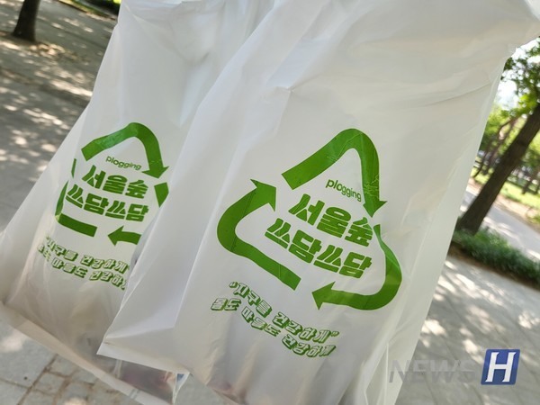 ▲ 플로깅은 일상에서 쉽게 실천할 수 있는 환경보호 활동이다. 서울숲 '쓰담쓰담'과 함께한 '한가지 봄 플로깅' 행사에서는 생분해 비닐봉지와 비닐장갑을 사용했다. ⓒ 김예원 학생