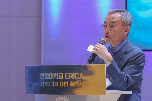 ▲ University President Kim Woo-seung is delivering a congratulatory address for the opening ceremony of sprit 토토사이트.0 project.