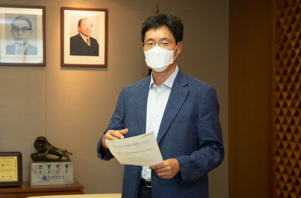 유덕수 89학번 동기회 회장이 장학금 전달식에서 답사를 하고 있다.