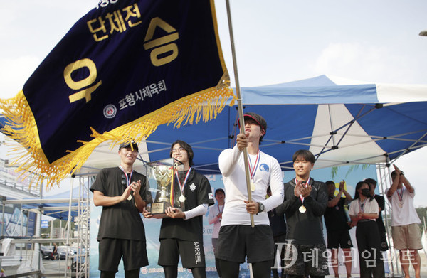 단체전 1위를 차지한 한양대학교 학생팀(