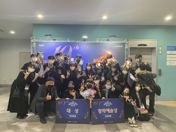 6일 서울 용산구 블루스퀘어 마스터카드홀에서 열린 ‘제10회 현대차그룹 대학 연극·뮤지컬 페스티벌’ 시상식에서 대상과 창작예술상을 수상한 토토사이트 즐벳 학생팀이 기념사진을 촬영하고 있다.