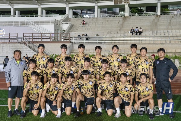 ▲ Jung Jae-kwon (Department of Physical Education, Class of 89, left) entered the path of a coach after working as a professional soccer player inthe Busan Daewoo Royals and Pohang Steelers after going through Industrial Bank of Korea FC. ⓒ Reporter Park Eun-ji