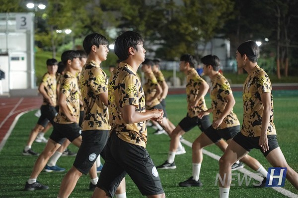 ▲ Jung has been coaching the players for total 15 years, serving as a coach for 6 years and as a head coach for nine years in Hanyang University soccer team. ⓒ Reporter Park Eun-ji