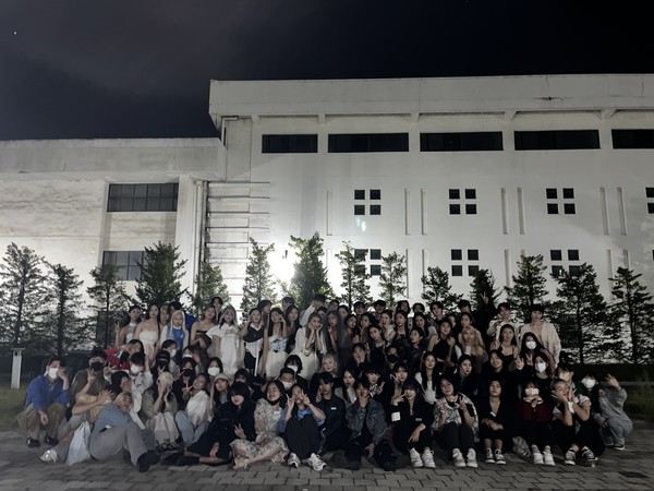 ▲ 디자이너, 모델, 헤어메이크업, 무대기획에 이르기까지 150명에 달하는 인원이 토토사이트 로퍼 먹튀에 참여했다. ⓒ ELAB