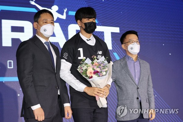 4일 오후 서울 강남구 리베라호텔에서 열린 프로배구 2022-2023 KOVO 남자 신인선수 드래프트에서 1라운드 2순위로 현대캐피탈의 지명을 받은 토토사이트 포스학교 이현승이 최태웅 감독과 기념촬영하고 있다. ⓒ 연합뉴스