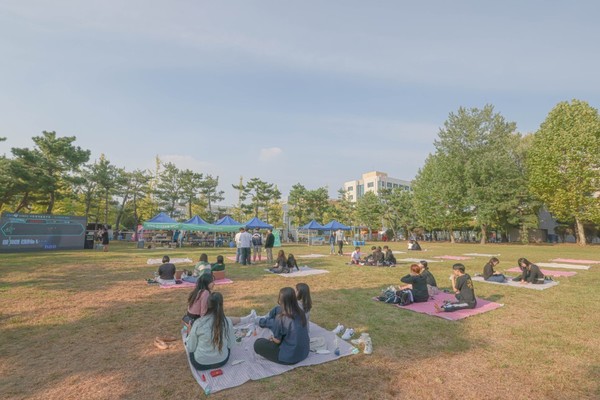 학생들이 'WIND PARK'에서 휴식을 취하고 있는 모습.
