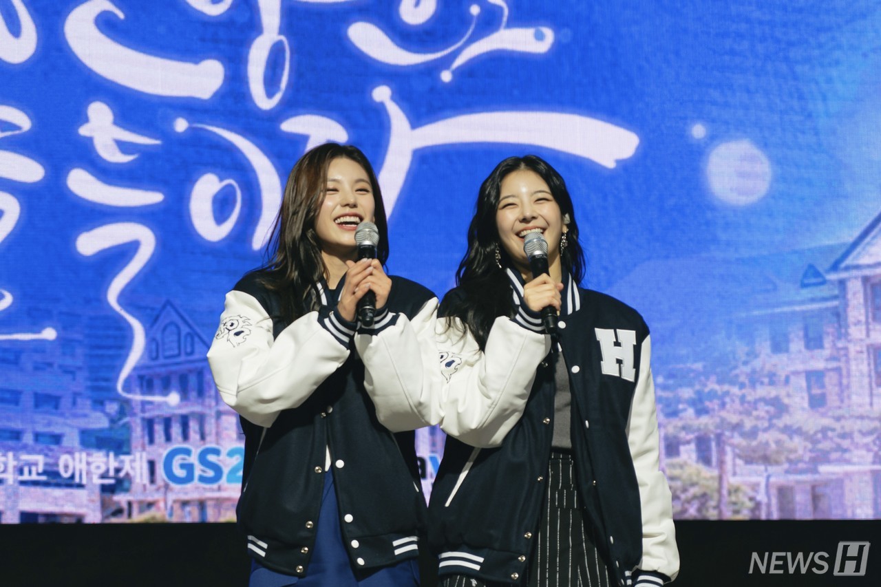 ▲ 걸그룹 있지의 멤버 예지(왼쪽)와 리아(오른쪽)가 관중석을 향해 환한 미소로 화답하고 있다.