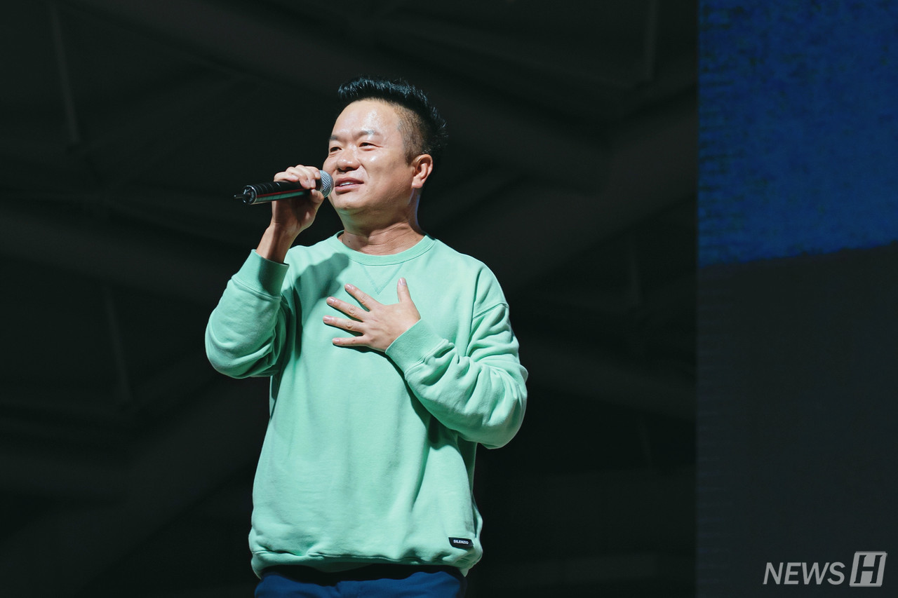 ▲ 아들과 함께 한양대 '애한제'를 방문한 방송인 김태균은 무대에 올라 무반주 노래로 무대를 빛냈다.