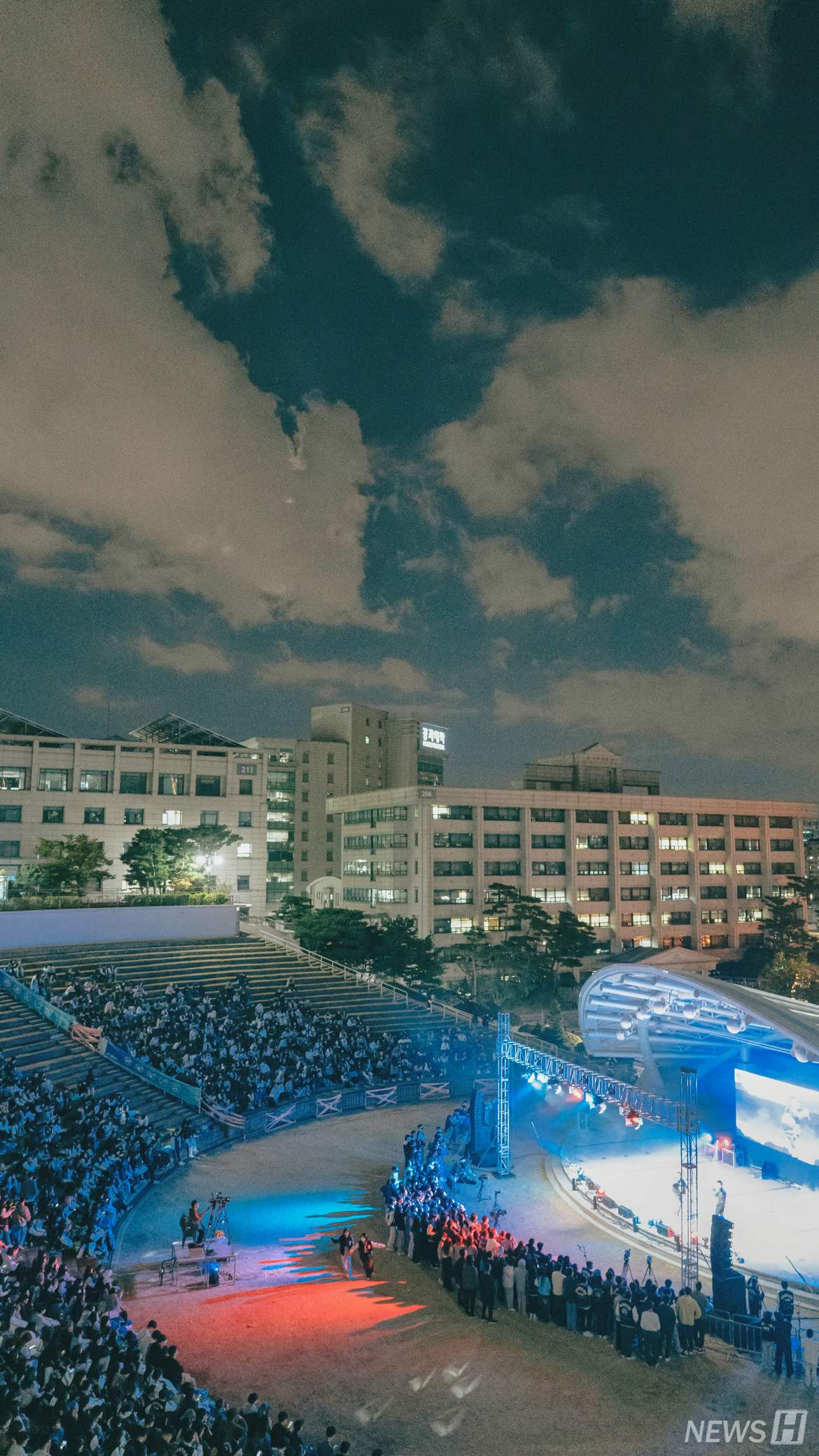 ▲ 2. 동아리 공연이 한창인 노천극장.