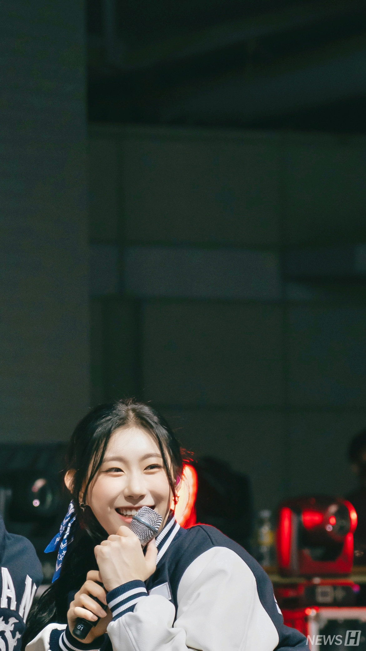 ▲ 9. 걸그룹 있지의 멤버 채령이 단체사진을 찍기 위해 한양인과 포즈를 상의하고 있다.