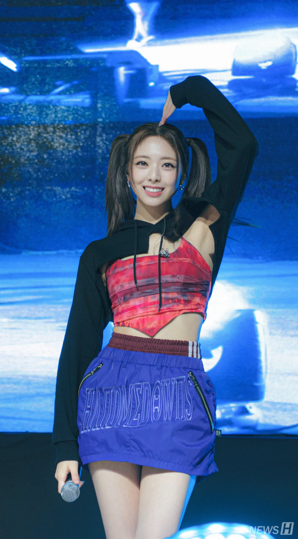 ▲ 10. 걸그룹 있지의 멤버 유나는 관중석을 향해 하트 포즈를 취하고 있다.